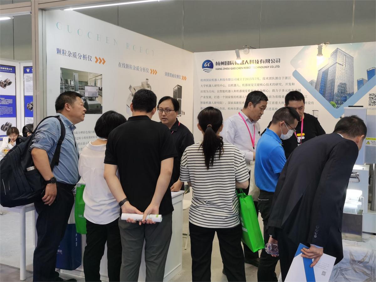 國辰展位上，到訪客戶圍觀、了解產品